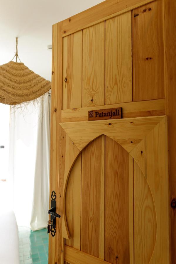 Blue Waves Boutique Hostel Tamraght 外观 照片